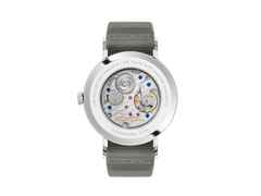 Nomos Glashütte Tangente 38 Datum "175 Years Watchmaking - Tiefseegrau" Handaufzug Edelstahl schwarzes Zifferblatt graues Textilband Glasboden – Herrenuhren Uhr mit Datum aus Edelstahl. Das Gehäuse ist rund und silber. Das Textilarmband ist grau. Das Zifferblatt ist arabisch Index und schwarz. – Ansicht 2