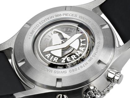Hamilton Khaki Aviation Converter Air Zermatt Limited Edition Automatik Edelstahl 44mm schwarzes Zifferblatt schwarzes Lederband – Herrenuhren Chronograph aus Edelstahl und Leder. Das Gehäuse ist rund und grau. Das Lederarmband ist schwarz. Das Zifferblatt ist arabisch Index und schwarz. – Ansicht 5