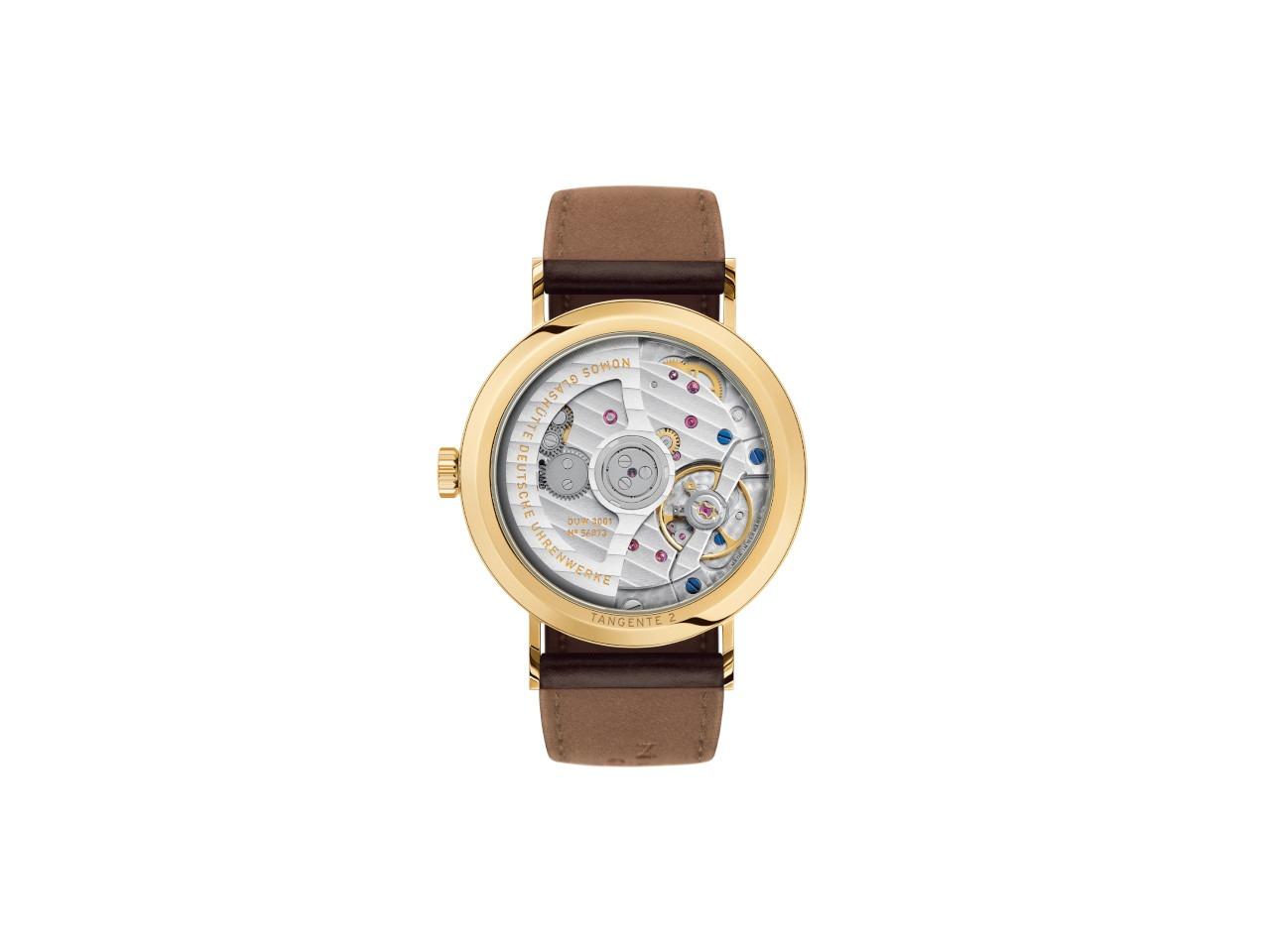 Nomos Glashütte Tangente Gold Neomatik Doré Automatik Gelbgold 35mm weißes Zifferblatt braunes Lederband – Damenuhren Uhr ohne Datum aus 750 Gelbgold und Leder. Das Gehäuse ist rund und gelbgold. Das Lederarmband ist braun. Das Zifferblatt ist arabisch Index und weiß. – Ansicht 2