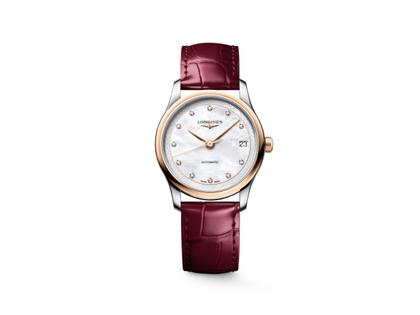 Longines Master Collection Automatik Edelstahl 34mm weißes Perlmutt-Zifferblatt mit Diamanten rotes Lederband – Damenuhren Uhr mit Datum aus 750 Rotgold, Edelstahl und Leder. Das Gehäuse ist rund und silber. Das Lederarmband Kroko / Alligator ist rot. Das Zifferblatt ist ein Index in weiß.