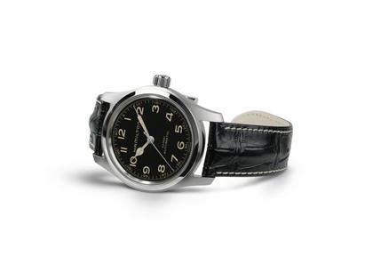 Hamilton Khaki Field Murph Auto Edelstahl 42mm schwarzes Zifferblatt schwarzes Lederband – Herrenuhren Uhr ohne Datum aus Edelstahl. Das Gehäuse ist rund und silber. Das Lederarmband ist silber. Das Zifferblatt ist arabisch und schwarz. – Ansicht 2
