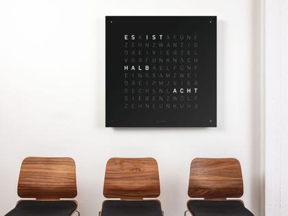 Qlocktwo Earth 90 Black Pepper mit weiß lackiertem Holz – Großuhren Wanduhr aus Edelstahl. Das Gehäuse ist quadratisch. Das Zifferblatt ist digital und schwarz. – Ansicht 4