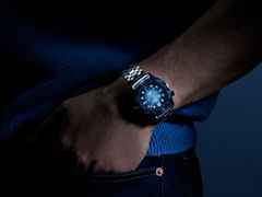 Omega Seamaster Diver 300M Automatik Edelstahl 42mm blaues Zifferblatt Metallband Summer Blue – Herrenuhren Uhr mit Datum aus Edelstahl und Keramik. Das Gehäuse ist rund und silber. Das Edelstahlarmband ist silber. Das Zifferblatt ist ein Index in blau. – Ansicht 4