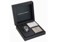 Porsche Design Chronograph 1 - 1975 Limited Edition – Herrenuhren Chronograph aus Titan. Das Gehäuse ist rund und silber. Das Textilarmband ist weiß. Das Zifferblatt ist ein Index in schwarz. – Ansicht 7