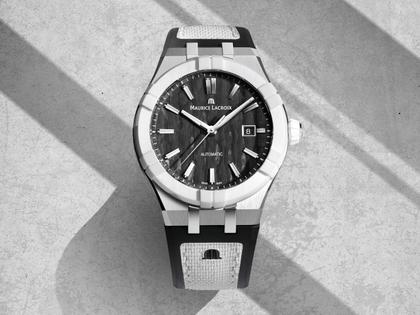 Maurice Lacroix AIKON-IC Automatik Edelstahl 43mm Carbon-Zifferblatt schwarzes Kautschukband – Herrenuhren Uhr mit Datum aus Carbon, Edelstahl, Kautschuk, Keramik und Leder. Das Gehäuse ist rund und silber. Das Kautschuk / Kunststoff / Silikon Armband ist schwarz. Das Zifferblatt ist ein Index in schwarz. – Ansicht 2
