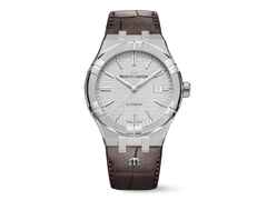 Maurice Lacroix Aikon Automatik Edelstahl 42mm silbernes Zifferblatt braunes Lederband – Herrenuhren Uhr mit Datum aus Edelstahl. Das Gehäuse ist rund und silber. Das Lederarmband ist braun. Das Zifferblatt ist ein Index in silber.
