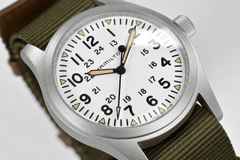 Hamilton Khaki Field Mechanical Handaufzug Edelstahl 42mm weißes Zifferblatt olivgrünes Textilband – Herrenuhren Uhr ohne Datum aus Edelstahl. Das Gehäuse ist rund und silber. Das Textilarmband ist grün. Das Zifferblatt ist arabisch und weiß. – Ansicht 3