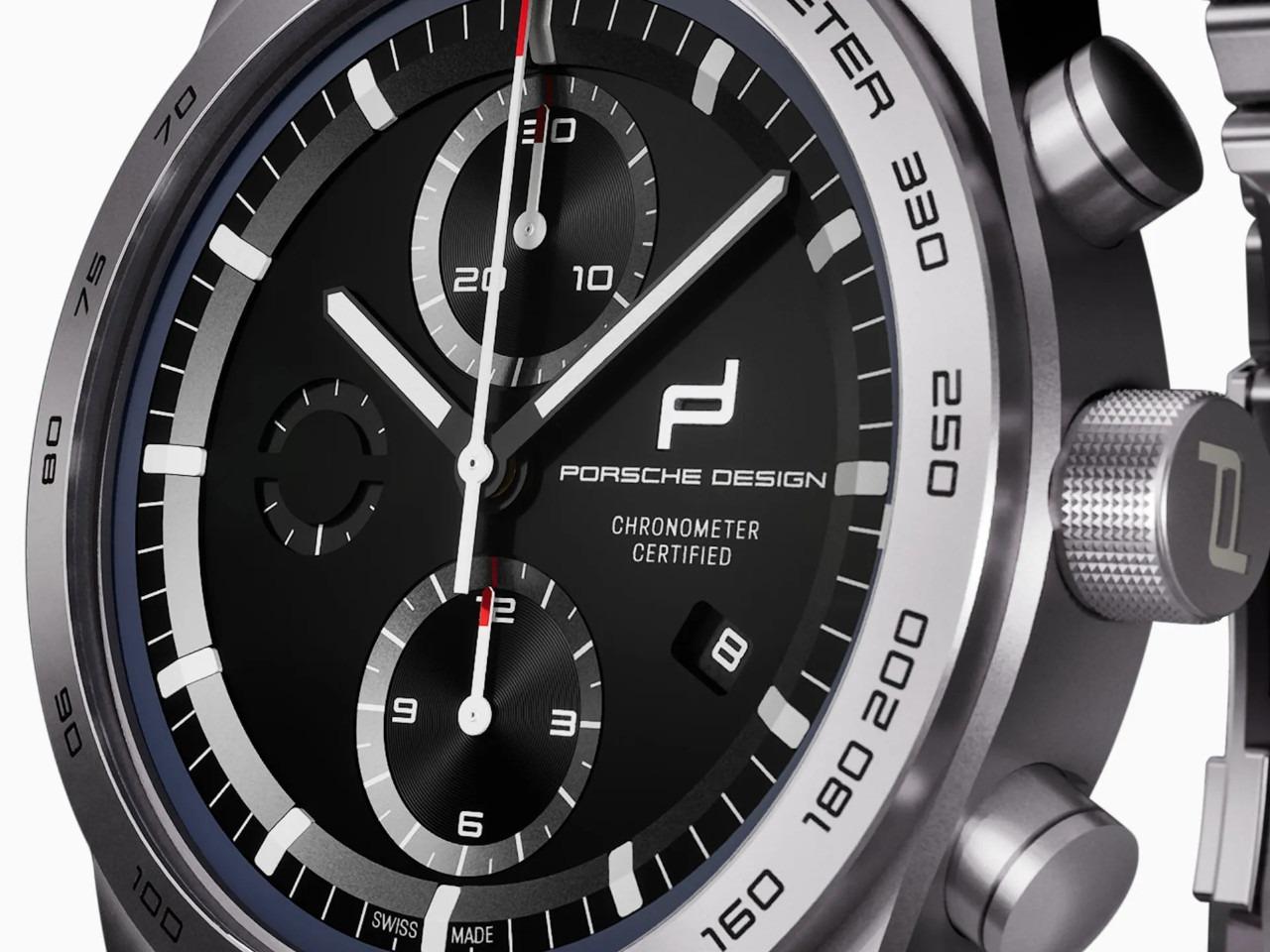 Porsche Design Custom Built Timepieces Watchmakers Choice "DarkNightBlue" Chronograph Automatik Titan 42mm schwarzes Zifferblatt Metallband – Herrenuhren Chronograph aus Edelstahl und Titan. Das Gehäuse ist rund und grau. Das Titanarmband ist grau. Das Zifferblatt ist ein Index in schwarz. – Ansicht 3