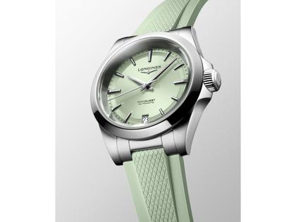 Longines Conquest Automatik Edelstahl 34mm grünes Zifferblatt grünes Kautschukband – Damenuhren Uhr mit Datum aus Edelstahl und Kautschuk. Das Gehäuse ist rund und silber. Das Kautschuk / Kunststoff / Silikon Armband ist grün. Das Zifferblatt ist ein Index in grün. – Ansicht 2