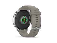 Garmin Venu 4 Quarz Edelstahl und Polymer 45mm digitales Zifferblatt graues Silikonband – Herrenuhren Uhr Multifunktion aus Edelstahl und Faserverstärktes Polymer. Das Gehäuse ist rund und silber. Das Kautschuk / Kunststoff / Silikon Armband ist grau. Das Zifferblatt ist digital und schwarz. – Ansicht 4