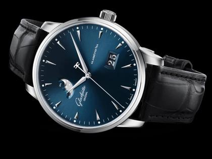 Glashütte Original Senator Excellence Panoramadatum Mondphase Automatik Edelstahl 42mm blaues Zifferblatt schwarzes Lederband – Herrenuhren Uhr mit Datum aus Edelstahl. Das Gehäuse ist rund und silber. Das Lederarmband Kroko / Alligator ist schwarz. Das Zifferblatt ist ein Index in blau. – Ansicht 2