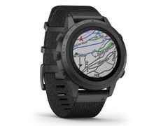 Garmin MARQ Commander digital schwarzes Jacquard-Weave Nylonarmband – Herrenuhren Uhr Multifunktion aus DLC beschichtet und Titan. Das Gehäuse ist rund und schwarz. Das Textilarmband ist schwarz. Das Zifferblatt ist digital und schwarz. – Ansicht 3