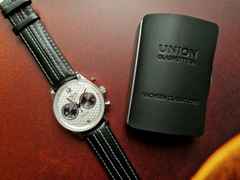 Union Glashütte Noramis Chronograph Sachsen Classic 2025 Limited Edition Automatik Edelstahl 42mm silberfarbenes Zifferblatt schwarzes Lederband – Herrenuhren Chronograph aus Edelstahl und Leder. Das Gehäuse ist rund und silber. Das Lederarmband ist schwarz. Das Zifferblatt ist arabisch Index und silber. – Ansicht 15