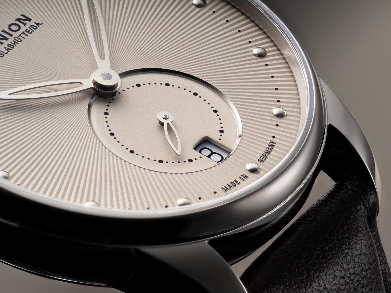Union Glashütte Seris Automatik Edelstahl 36mm beiges Zifferblatt braunes Lederband – Damenuhren Uhr mit Datum aus Edelstahl und Leder. Das Gehäuse ist rund und silber. Das Lederarmband ist braun. Das Zifferblatt ist ein Index in beige. – Ansicht 4