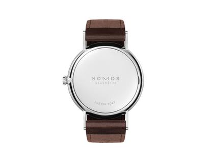 Nomos Glashütte Ludwig 38 Emailleweiß Handaufzug Edelstahl weißes Zifferblatt Metallband Stahlboden – Herrenuhren Uhr ohne Datum aus Edelstahl. Das Gehäuse ist rund und silber. Das Edelstahlarmband ist silber. Das Zifferblatt ist römisch Index und weiß. – Ansicht 3