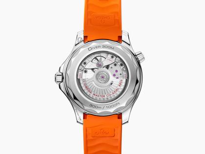 Omega Seamaster Diver 300M Automatik Edelstahl 42mm schwarzes Zifferblatt orangefarbenes Kautschukband – Herrenuhren Uhr ohne Datum aus Aluminium, Edelstahl und Kautschuk. Das Gehäuse ist rund und silber. Das Kautschuk / Kunststoff / Silikon Armband ist orange. Das Zifferblatt ist ein Index in schwarz. – Ansicht 2