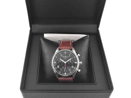 Juwelier Roller Startimer Pilot Chronograph Quarz Edelstahl 44mm blaues Zifferblatt Lederband AL-372N4S6 Full Set Occasion Neu – Herrenuhren Uhr mit Datum aus Edelstahl. Das Gehäuse ist rund und silber. Das Lederarmband ist braun. Das Zifferblatt ist arabisch Index und blau. – Ansicht 5