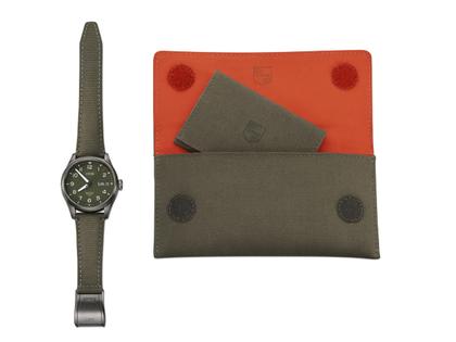 Oris Big Crown ProPilot Day Date TLP Limited Edition Automatik Edelstahl 44mm grünes Zifferblatt grünes Textilband – Herrenuhren Uhr mit Datum aus Edelstahl und PVD beschichtet. Das Gehäuse ist rund und anthrazit. Das Textilarmband ist grün. Das Zifferblatt ist arabisch und grün. – Ansicht 6