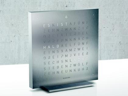 Qlocktwo Earth 13.5 Full Metal mit Aluminiumgehäuse – Großuhren Tischuhr aus Aluminium und Edelstahl. Das Gehäuse ist quadratisch und silber. Das Zifferblatt ist digital und silber. – Ansicht 2