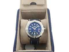 Breitling Avenger Automatic 43 Chronometer Automatik Edelstahl 43mm blaues Zifferblatt blaues Lederband A17318101C1X1 Full Set Occasion – Herrenuhren Uhr mit Datum aus Edelstahl und Leder. Das Gehäuse ist rund und silber. Das Lederarmband ist blau. Das Zifferblatt ist ein Index in blau. – Ansicht 3