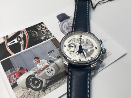 Union Glashütte Belisar Chronograph Mondphase Sachsen Classic 2019 Limited Edition Automatik Edelstahl 44mm weißes Zifferblatt blaues Lederband – Herrenuhren Chronograph aus Edelstahl. Das Gehäuse ist rund und silber. Das Lederarmband ist blau. Das Zifferblatt ist arabisch Index und weiß. – Ansicht 5