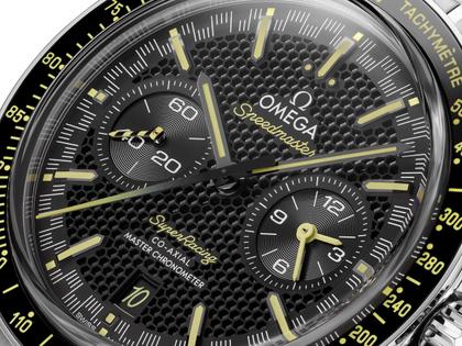 Omega Speedmaster Super Racing Chronograph Automatik Edelstahl 44mm schwarzes Zifferblatt Metallband – Herrenuhren Chronograph aus Edelstahl und Keramik. Das Gehäuse ist rund und silber. Das Edelstahlarmband ist silber. Das Zifferblatt ist ein Index in schwarz. – Ansicht 4