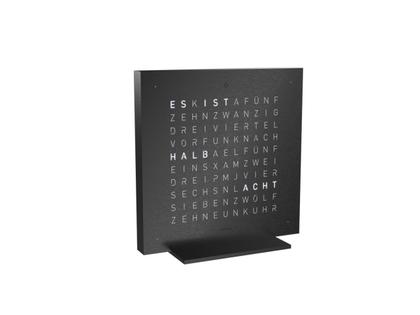 Qlocktwo Earth 13.5 Metal Collection Deep Black mit schwarzem Aluminiumgehäuse – Großuhren Tischuhr aus Aluminium. Das Gehäuse ist quadratisch und schwarz. Das Zifferblatt ist digital und schwarz.