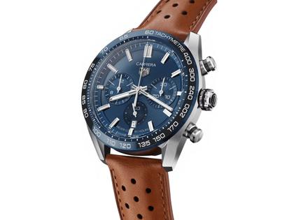 TAG Heuer Carrera Chronograph Automatik Edelstahl 44mm blaues Zifferblatt braunes Lederband – Herrenuhren Chronograph aus Edelstahl und Keramik. Das Gehäuse ist rund und silber. Das Lederarmband ist braun. Das Zifferblatt ist ein Index in blau. – Ansicht 2
