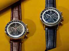 Breitling Navitimer B19 Chronograph 43 Perpetual Calendar Automatik Platin blaues Zifferblatt blaues Lederband limitiert – Herrenuhren Chronograph aus 950 Platin, Edelstahl und Leder. Das Gehäuse ist rund und silber. Das Lederarmband Kroko / Alligator ist blau. Das Zifferblatt ist ein Index in blau. – Ansicht 4