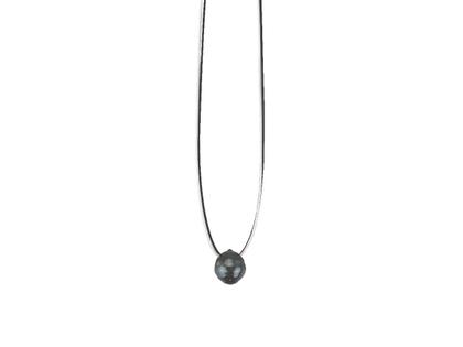 Gellner Pearlmates Collier blau/weiß mit Makramee-Verschluss und Tahitiperle – Halsschmuck Collier aus 925 Silber.