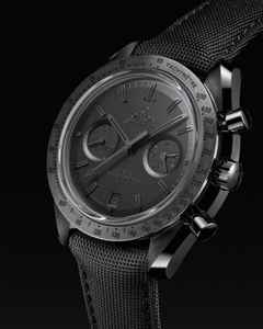 Omega Speedmaster Dark Side of the Moon Chronograph Automatik Keramik 44mm schwarzes Zifferblatt schwarzes Textilband – Herrenuhren Chronograph aus Keramik. Das Gehäuse ist rund und schwarz. Das Textilarmband ist schwarz. Das Zifferblatt ist ein Index in schwarz. – Ansicht 3