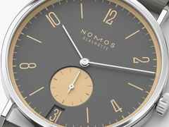 Nomos Glashütte Tangente 38 Datum "175 Years Watchmaking - Haifischgrau" Handaufzug Edelstahl graues Zifferblatt graues Textilband Glasboden – Herrenuhren Uhr mit Datum aus Edelstahl. Das Gehäuse ist rund und silber. Das Textilarmband ist grau. Das Zifferblatt ist arabisch Index und grau. – Ansicht 4