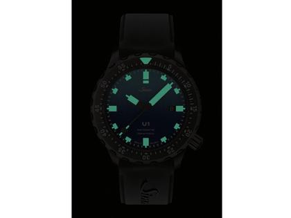 Sinn Spezialuhren U1 S Roller Limited Edition - Chemnitz Kulturhauptstadt2025 - Automatik U-Boot-Stahl 44mm blaues Zifferblatt schwarzes Kautschukband – Herrenuhren Uhr mit Datum aus Edelstahl, Kautschuk, Metall und PVD beschichtet. Das Gehäuse ist rund und schwarz. Das Kautschuk / Kunststoff / Silikon Armband ist schwarz. Das Zifferblatt ist ein Index in blau. – Ansicht 3