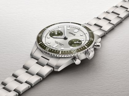 Oris Divers Sixty-Five Chronograph Automatik Edelstahl 40mm silberfarbenes Zifferblatt Metallband – Herrenuhren Chronograph aus Edelstahl und Keramik. Das Gehäuse ist rund und silber. Das Edelstahlarmband ist silber. Das Zifferblatt ist ein Index in silber. – Ansicht 2