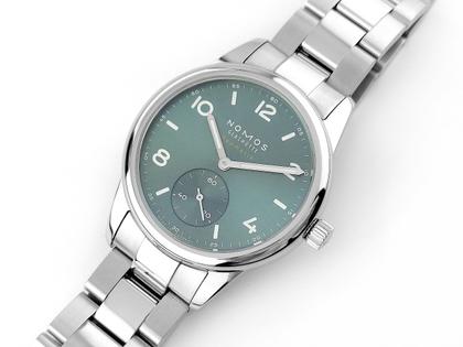 Nomos Glashütte Club Sport neomatik 37 Petrol Automatik Edelstahl grünes Zifferblatt Metallband Glasboden Ref. 746 Full Set Occasion – Herrenuhren Uhr ohne Datum aus Edelstahl. Das Gehäuse ist rund und silber. Das Edelstahlarmband ist silber. Das Zifferblatt ist arabisch Index und blau. – Ansicht 3