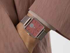Nomos Glashütte Tetra Origins Terra Handaufzug Edelstahl 29,5mm rotes Zifferblatt graues Lederband Glasboden – Damenuhren Uhr ohne Datum aus Edelstahl und Leder. Das Gehäuse ist quadratisch und silber. Das Lederarmband ist grau. Das Zifferblatt ist arabisch Index und rot. – Ansicht 9