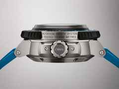 Oris Aquis Pro 4000M Automatik Titan 49,5mm blaues Wellen-Zifferblatt blaues Kautschukband – Herrenuhren Uhr mit Datum aus Kautschuk und Titan. Das Gehäuse ist rund und grau. Das Kautschuk / Kunststoff / Silikon Armband ist blau. Das Zifferblatt ist ein Index in blau. – Ansicht 5