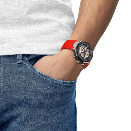 Tissot T-Race MotoGP                    2026 Chronograph Limited Edition Automatic Edelstahl 45mm skelettiertes Zifferblatt rotes Silikonband – Herrenuhren Chronograph aus Edelstahl und PVD beschichtet. Das Gehäuse ist rund und silber. Das Kautschuk / Kunststoff / Silikon Armband ist rot. Das Zifferblatt ist ein Index in silber. – Ansicht 9