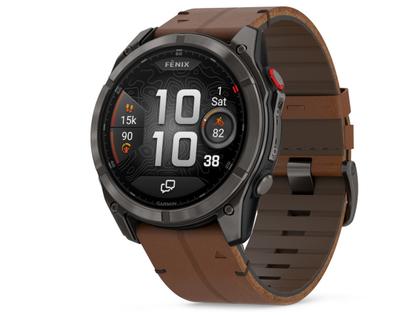 Garmin fenix 8 Pro 51mm AMOLED faserverstärktes Polymer und Titan DLC-Carbongrau digitales Zifferblatt braunes Lederband – Herrenuhren Uhr Multifunktion aus DLC beschichtet, Kunststoff und Titan. Das Gehäuse ist rund und grau. Das Lederarmband ist braun. Das Zifferblatt ist digital und schwarz. – Ansicht 2