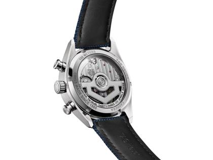 TAG Heuer Carrera Chronograph Skipper Automatik Edelstahl 39mm blaues Zifferblatt blaues Textilband – Herrenuhren Chronograph aus Edelstahl und Leder. Das Gehäuse ist rund und silber. Das Textilarmband ist blau. Das Zifferblatt ist ein Index in blau. – Ansicht 2