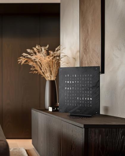 Qlocktwo Earth 45 STAND BLACK Edelstahl mit schwarzer Halterung – Weitere Accessoires Sonstige Accessoires in silber und aus Edelstahl und Kunststoff. – Ansicht 4