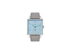 Nomos Glashütte Tetra Petit Four Azur Handaufzug Edelstahl 29mm blaues Zifferblatt graues Lederband Stahlboden – Damenuhren Uhr ohne Datum aus Edelstahl. Das Gehäuse ist quadratisch und silber. Das Lederarmband ist grau. Das Zifferblatt ist arabisch Index und blau.