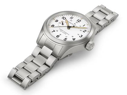 Hamilton Khaki Field Mechanical Power Reserve Handaufzug Edelstahl 40mm weißes Zifferblatt Metallband – Herrenuhren Uhr ohne Datum aus Edelstahl. Das Gehäuse ist rund und silber. Das Edelstahlarmband ist silber. Das Zifferblatt ist arabisch und weiß. – Ansicht 3