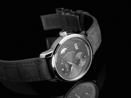 Glashütte Original PanoMaticLunar Automatik Edelstahl 40mm graues Zifferblatt graues Lederband – Herrenuhren Uhr mit Datum aus Edelstahl. Das Gehäuse ist rund und silber. Das Lederarmband Kroko / Alligator ist anthrazit. Das Zifferblatt ist ein Index in grau. – Ansicht 2