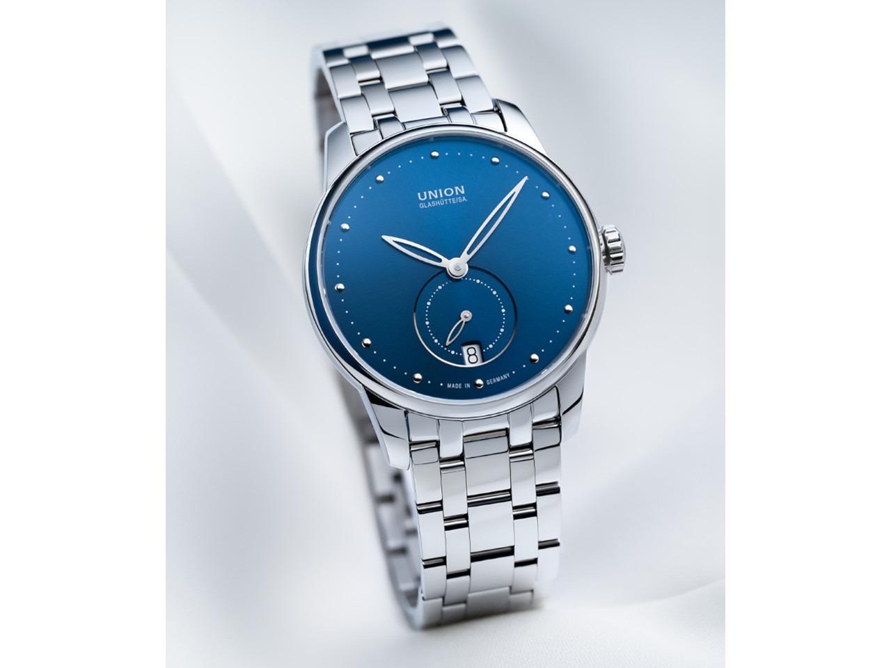 Union Glashütte Seris Automatik Edelstahl 36mm blaues Zifferblatt Metallband – Damenuhren Uhr mit Datum aus Edelstahl. Das Gehäuse ist rund und silber. Das Edelstahlarmband ist silber. Das Zifferblatt ist ein Index in blau. – Ansicht 2