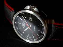 Mühle Glashütte 29er Big Automatik Edelstahl 42,4mm schwarzes Zifferblatt schwarz-rotes Leder-Kautschukband – Herrenuhren Uhr mit Datum aus Edelstahl. Das Gehäuse ist rund und silber. Das Kautschuk / Kunststoff / Silikon Armband ist schwarz. Das Zifferblatt ist ein Index in schwarz. – Ansicht 2