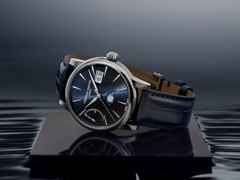 Frederique Constant Manufacture Classic Power Reserve Big Date Automatik Edelstahl 40mm blaues Zifferblatt blaues Lederband – Herrenuhren Uhr mit Datum aus Edelstahl und Leder. Das Gehäuse ist rund und silber. Das Lederarmband Kroko / Alligator ist blau. Das Zifferblatt ist ein Index in blau. – Ansicht 4