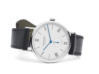 Nomos Glashütte Ludwig 38 Datum Handaufzug Edelstahl weißes Zifferblatt Metallband Glasboden – Herrenuhren Uhr mit Datum aus Edelstahl und Leder. Das Gehäuse ist rund und silber. Das Edelstahlarmband ist silber. Das Zifferblatt ist römisch Index und weiß. – Ansicht 3