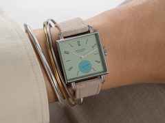 Nomos Glashütte Tetra Origins Salvia Handaufzug Edelstahl 29,5mm grünes Zifferblatt graues Lederband Glasboden – Damenuhren Uhr ohne Datum aus Edelstahl und Leder. Das Gehäuse ist quadratisch und silber. Das Lederarmband ist grau. Das Zifferblatt ist arabisch Index und grün. – Ansicht 8
