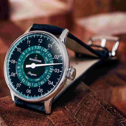 MeisterSinger Pangaea Day Date, 40mm Automatik schwarz petrol – Herrenuhren Uhr mit Datum aus Edelstahl. Das Gehäuse ist rund und silber. Das Lederarmband ist schwarz. Das Zifferblatt ist arabisch und grün. – Ansicht 3